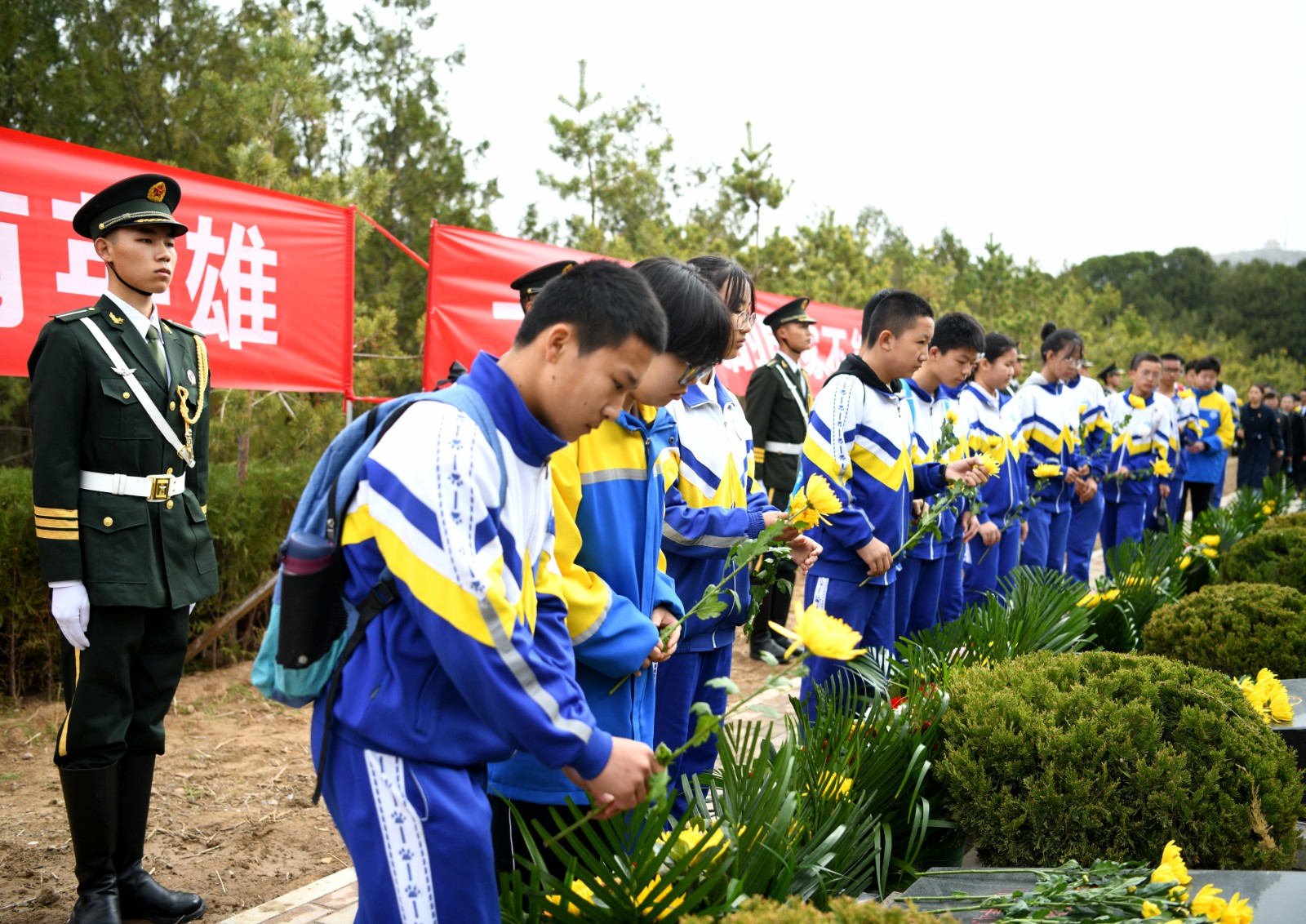 (AqEY 配图4)兰州市烈士陵园举行散(31075048)-20240403144759