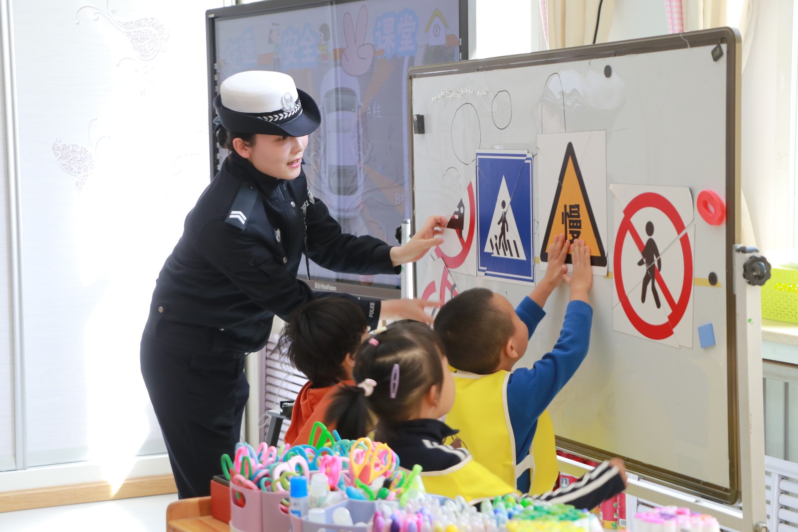 （WAQEY 图片新闻）“幼”见交警  (31227075)-20240410173845