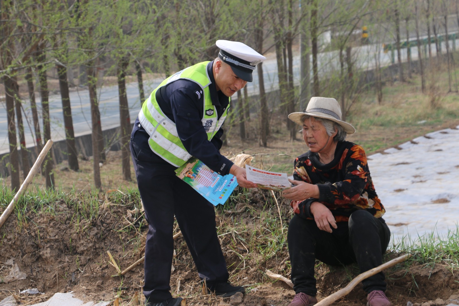(AWQEY 图片新闻)临洮交警话安全护(31272389)-20240411152241