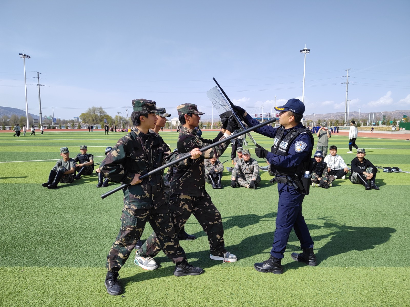 （AQEY，图片新闻）反恐防暴演练进校园(31299801)-20240412165117