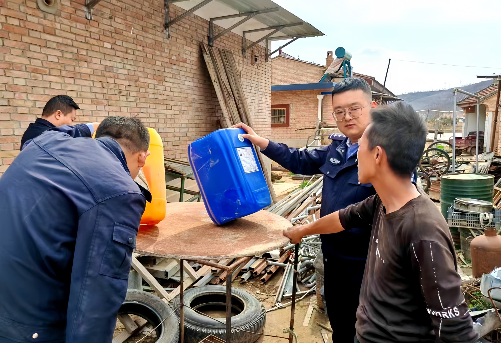 （WAQEY 图片新闻）合水公安民警检查(31278358)-20240413102407
