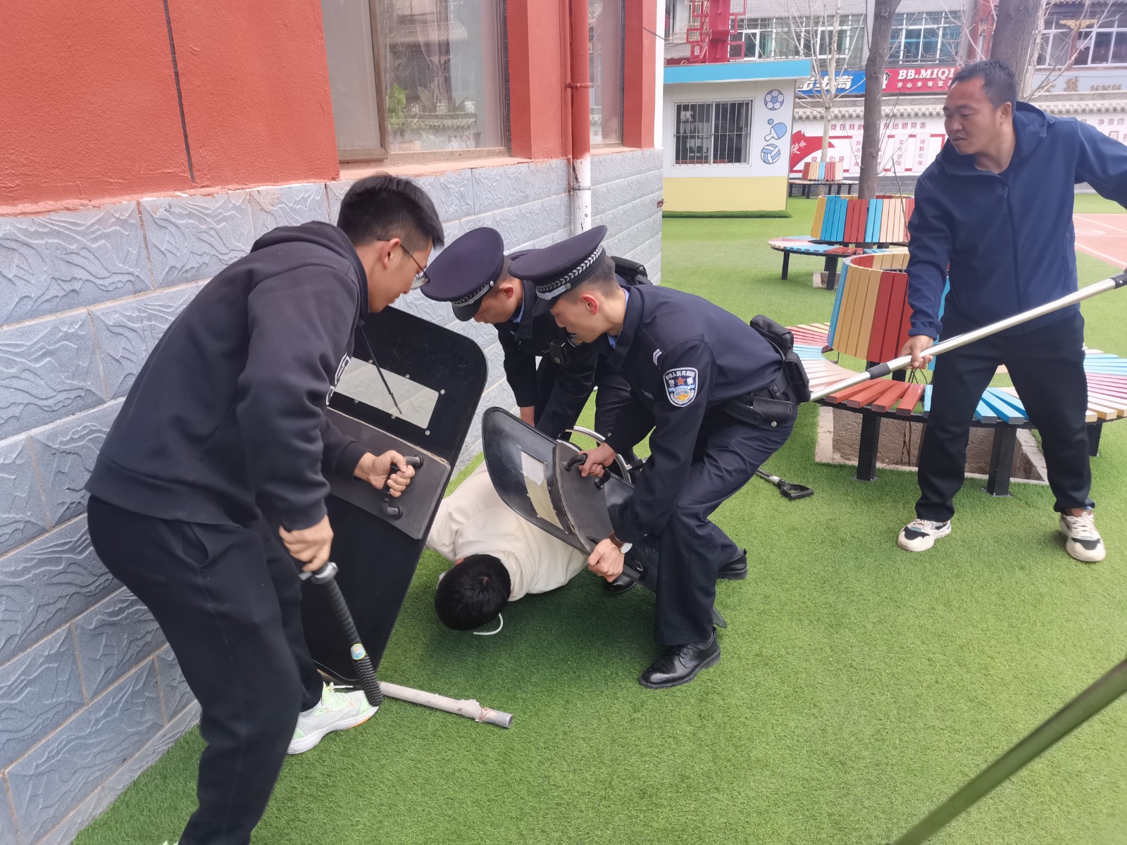 WAqEY图片新闻：反恐演练进校园 警校(31308272)-20240413104743