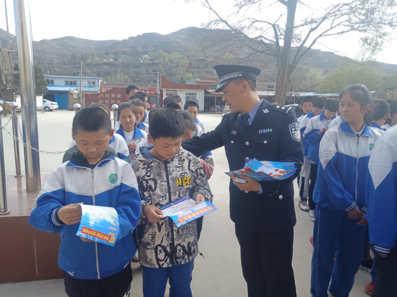 (QEY 图片新闻)普法宣传进校园  法(31344208)-20240416101734