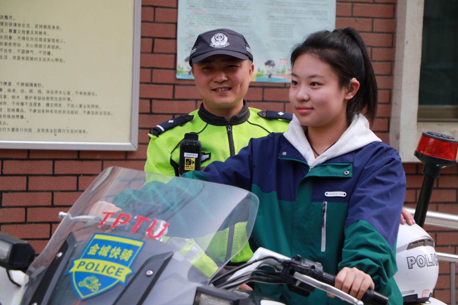 （AqEY，图片新闻）城关大队走进兰州市(31374501)-20240416163921