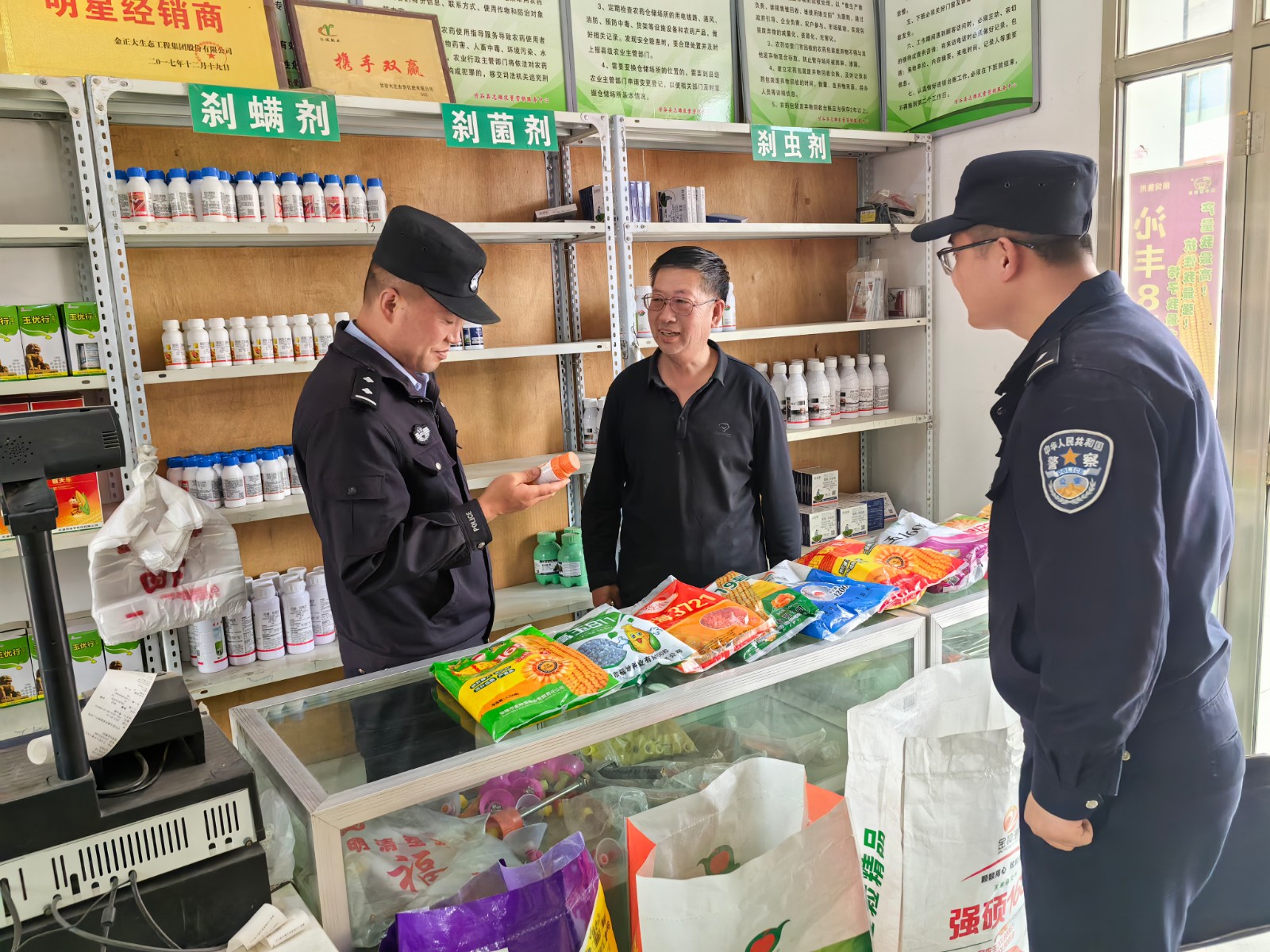 （WAqEY 配图1）甘谷公安：“田间警(31352477)-20240416173810