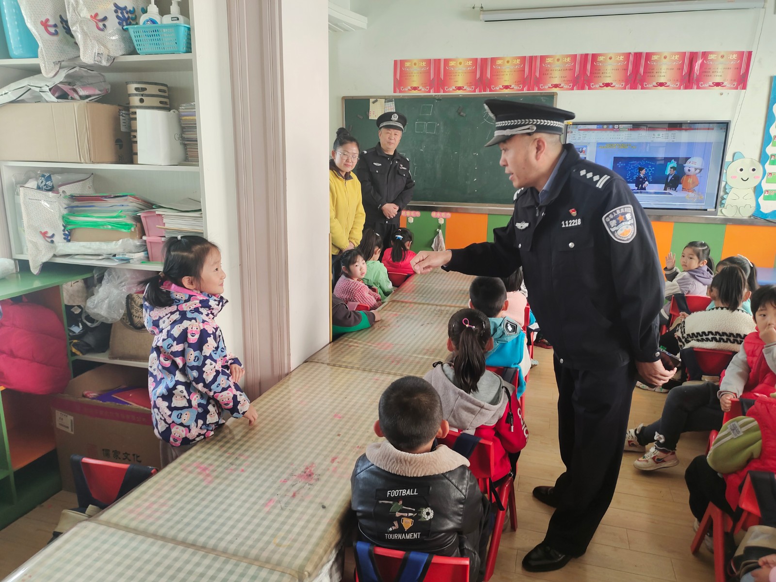 （wAqEY）图片新闻：交通安全宣传走进(31373344)-20240417175738