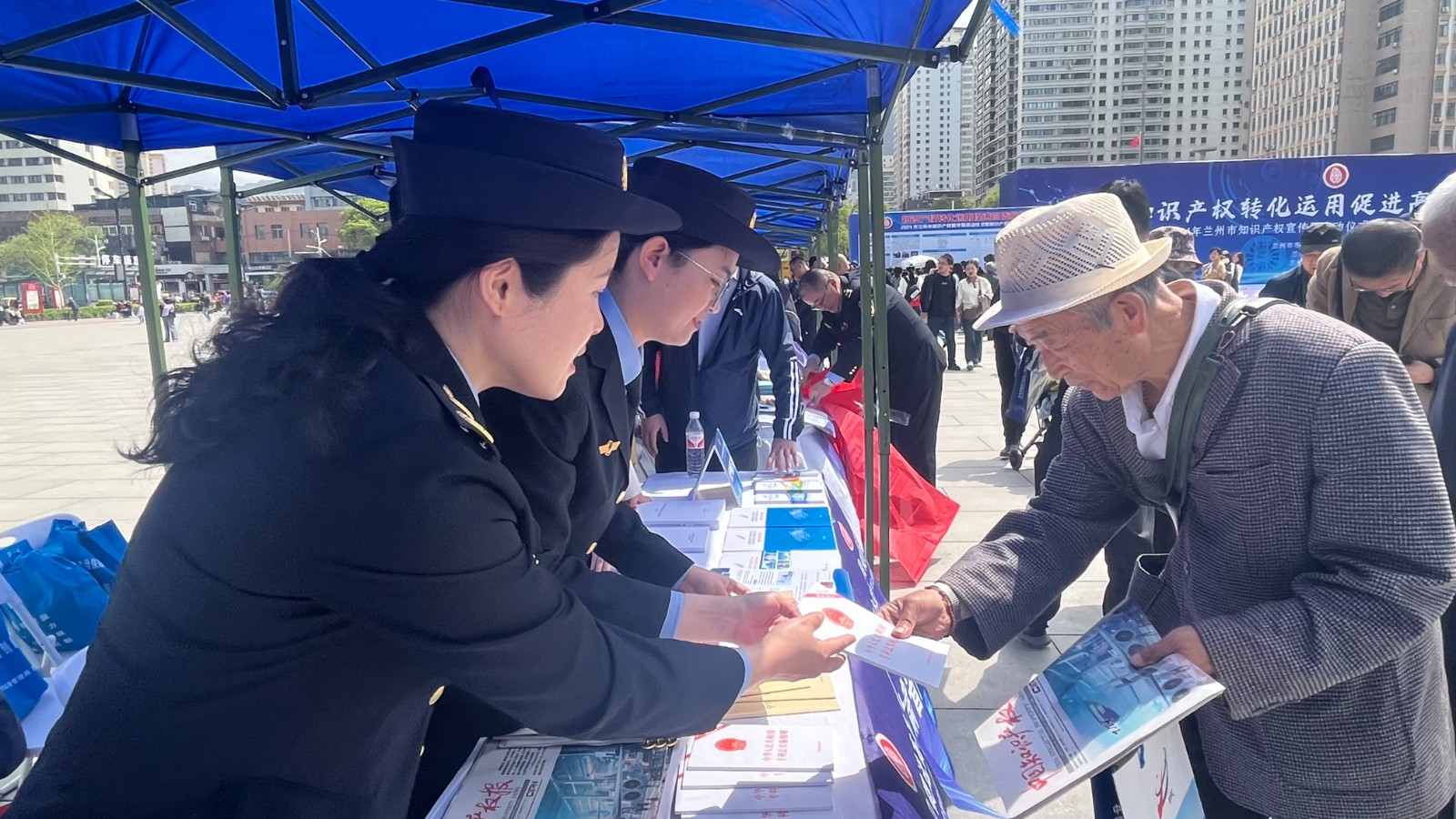（qYE配图）兰州市举行知识产权宣传周启(31468639)-20240421213821