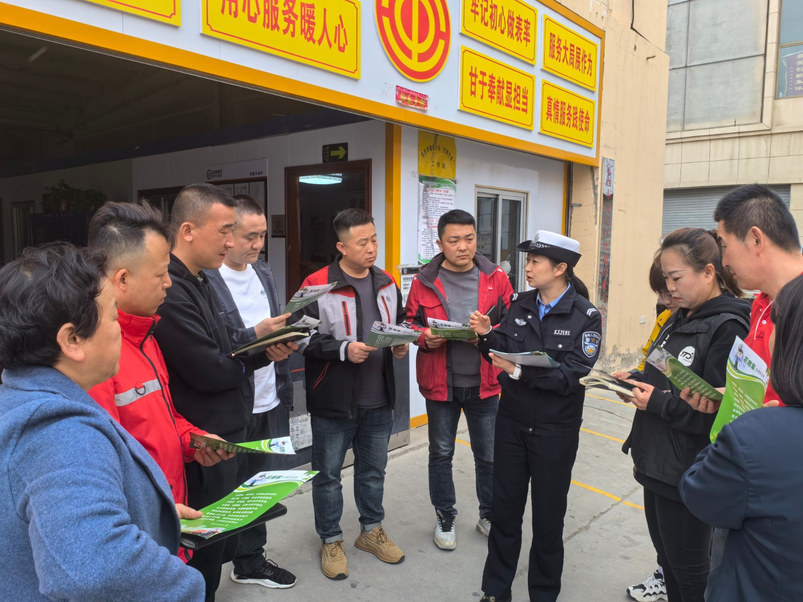 （wAEQY，图片新闻_）交通安全宣传走(31453305)-20240423100304