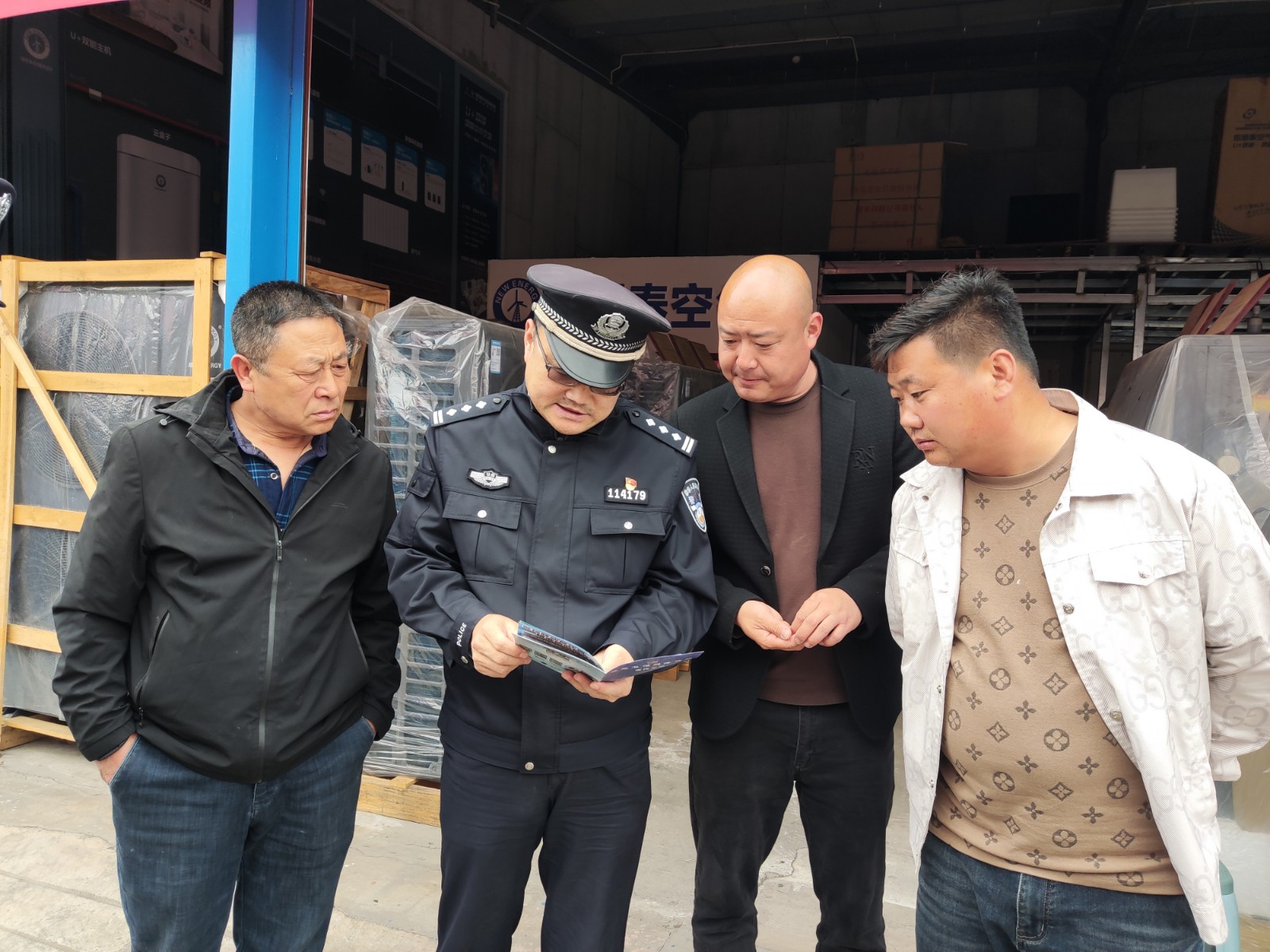 （wAQEY，图片新闻：）反电诈宣传进市(31452282)-20240423100421