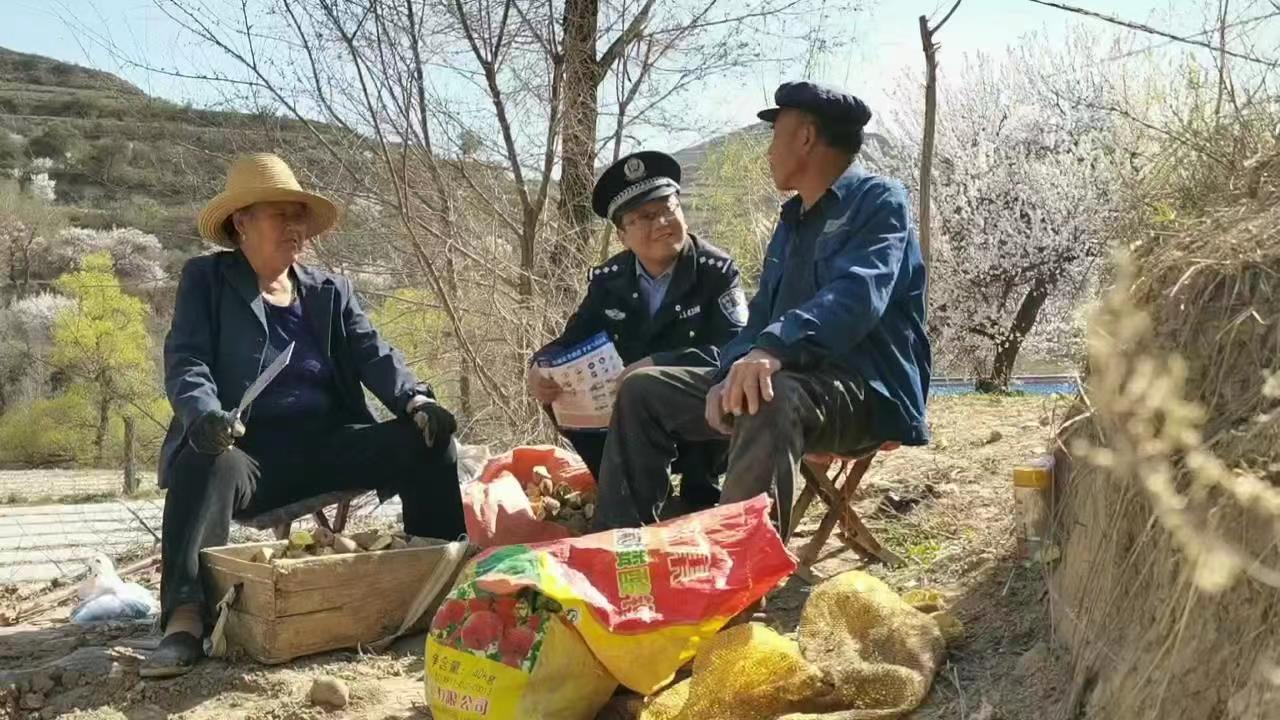 (WAqEY)图片新闻：反诈宣传走进田间(31511750)-20240423161110
