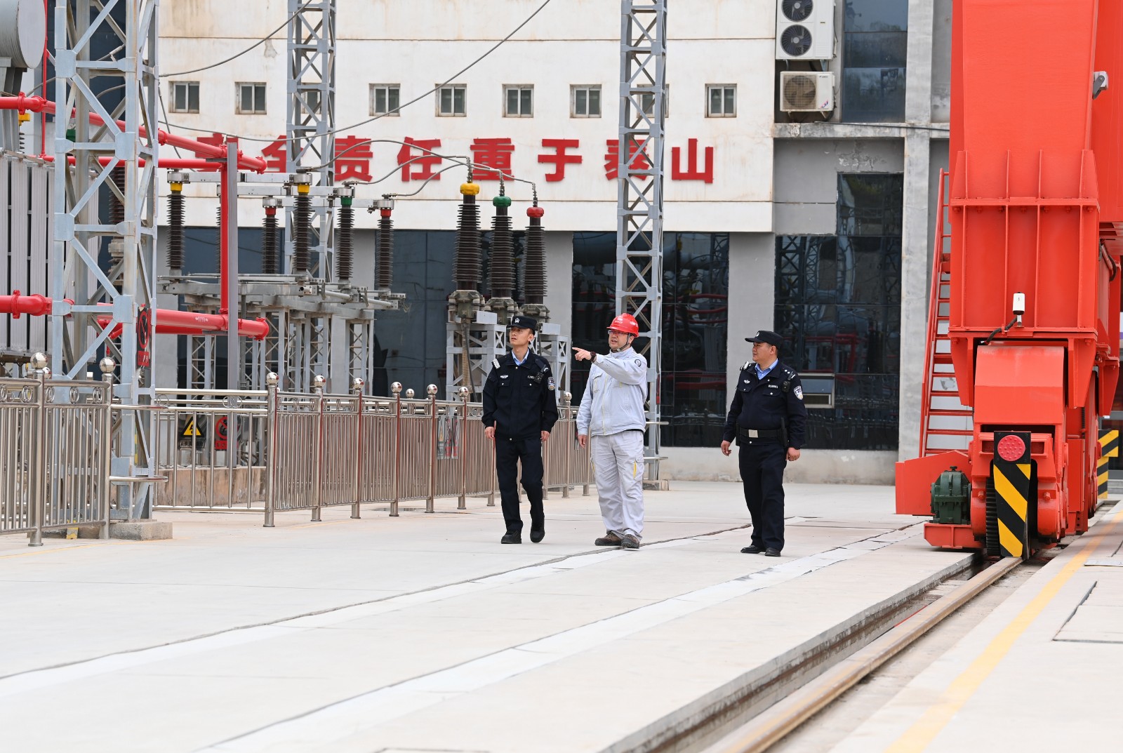 （QEY 组图1）“护航警官”这样助企安(31468336)-20240424144253