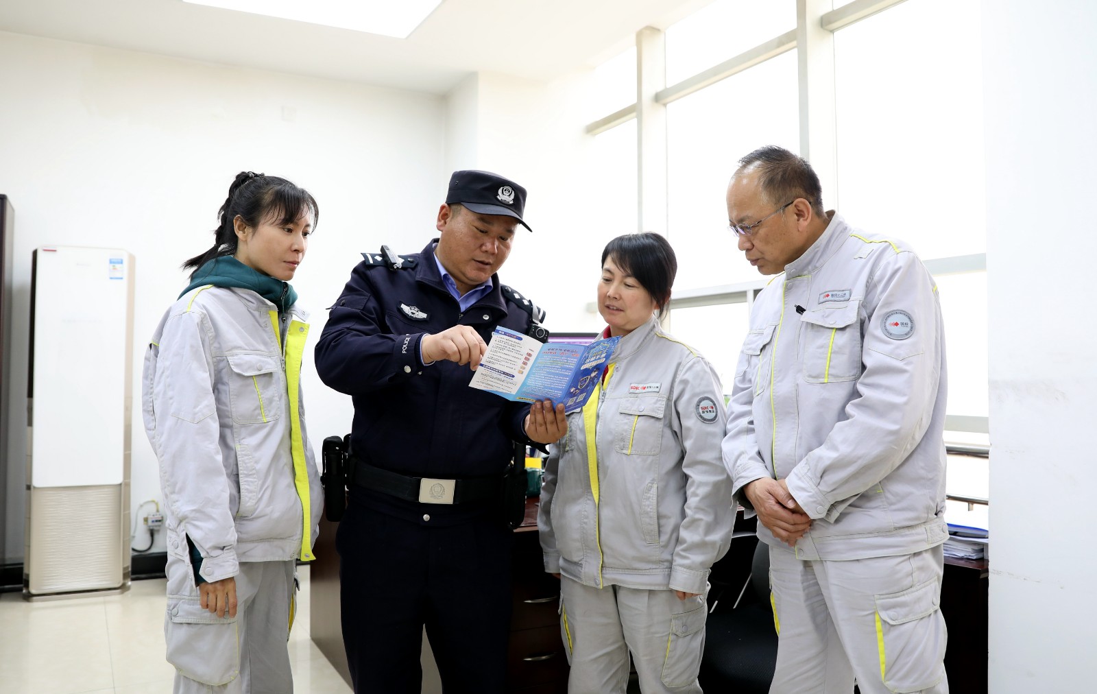 （QEY 组图3）“护航警官”这样助企安(31468339)-20240424144352