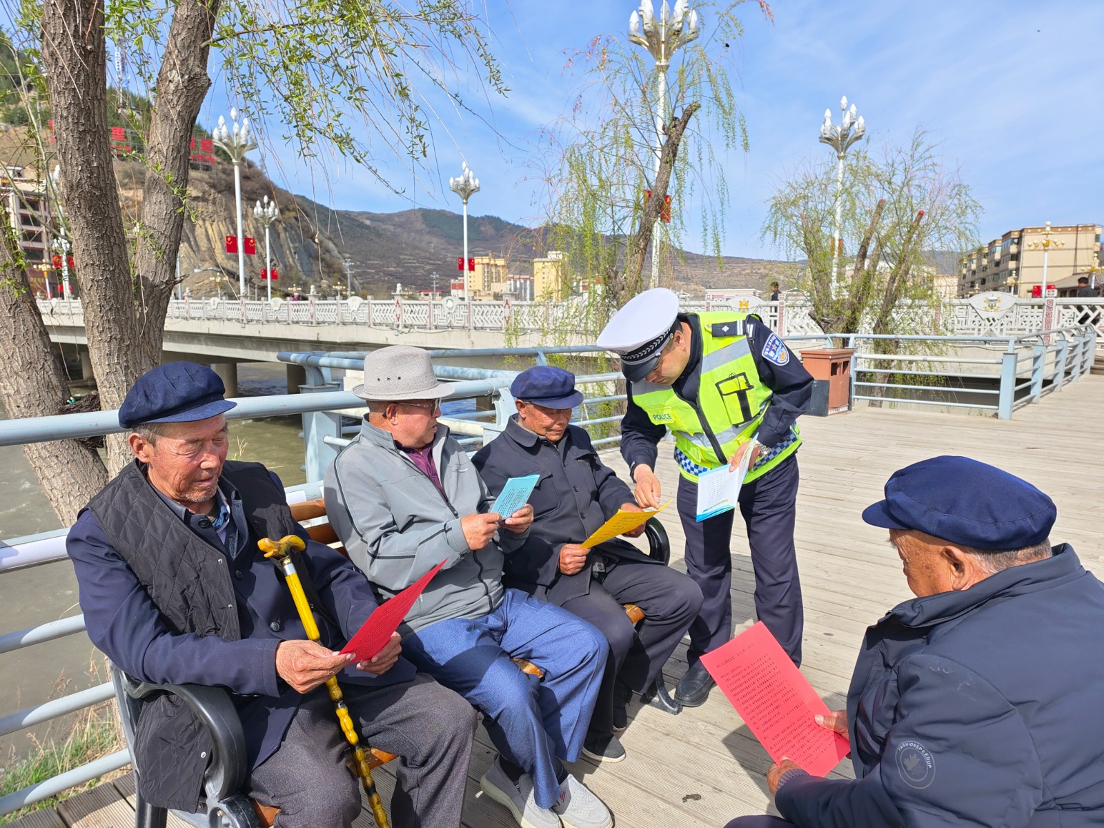 (WAqEＹ图片新闻)卓尼交警开展交通安(31662510)-20240506101258