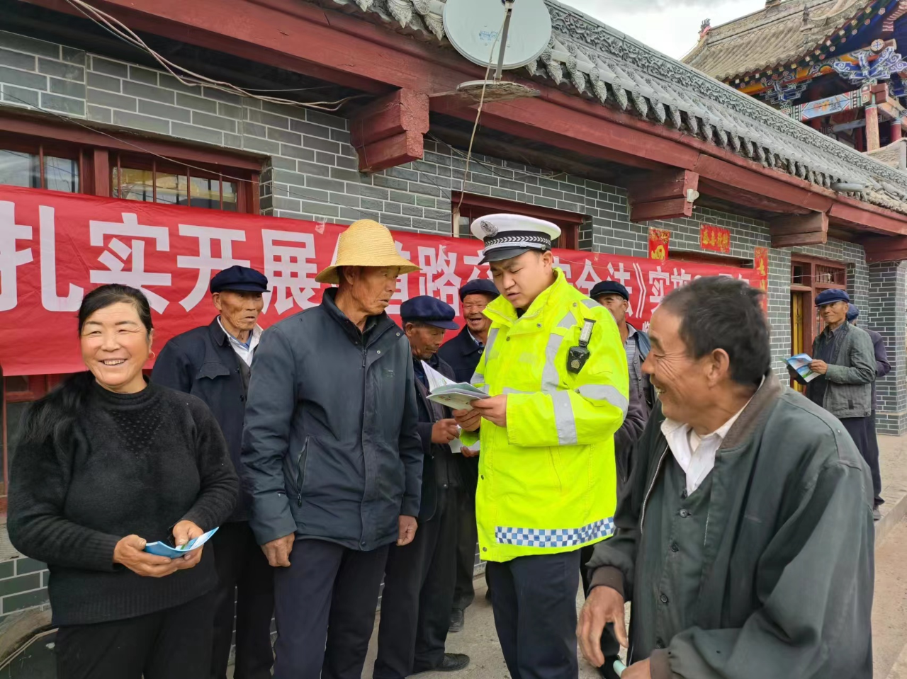 （AQEＹ图片新闻）临潭交警开展主题宣传(31749967)-20240507110331