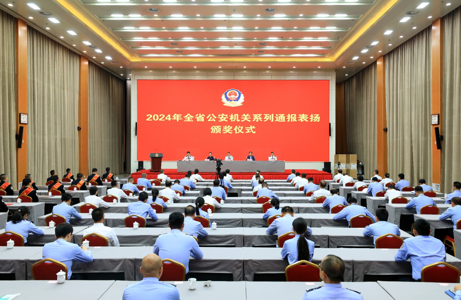 （AQEＹ配图1）表扬一批成绩突出集体和(32002338)-20240514220903