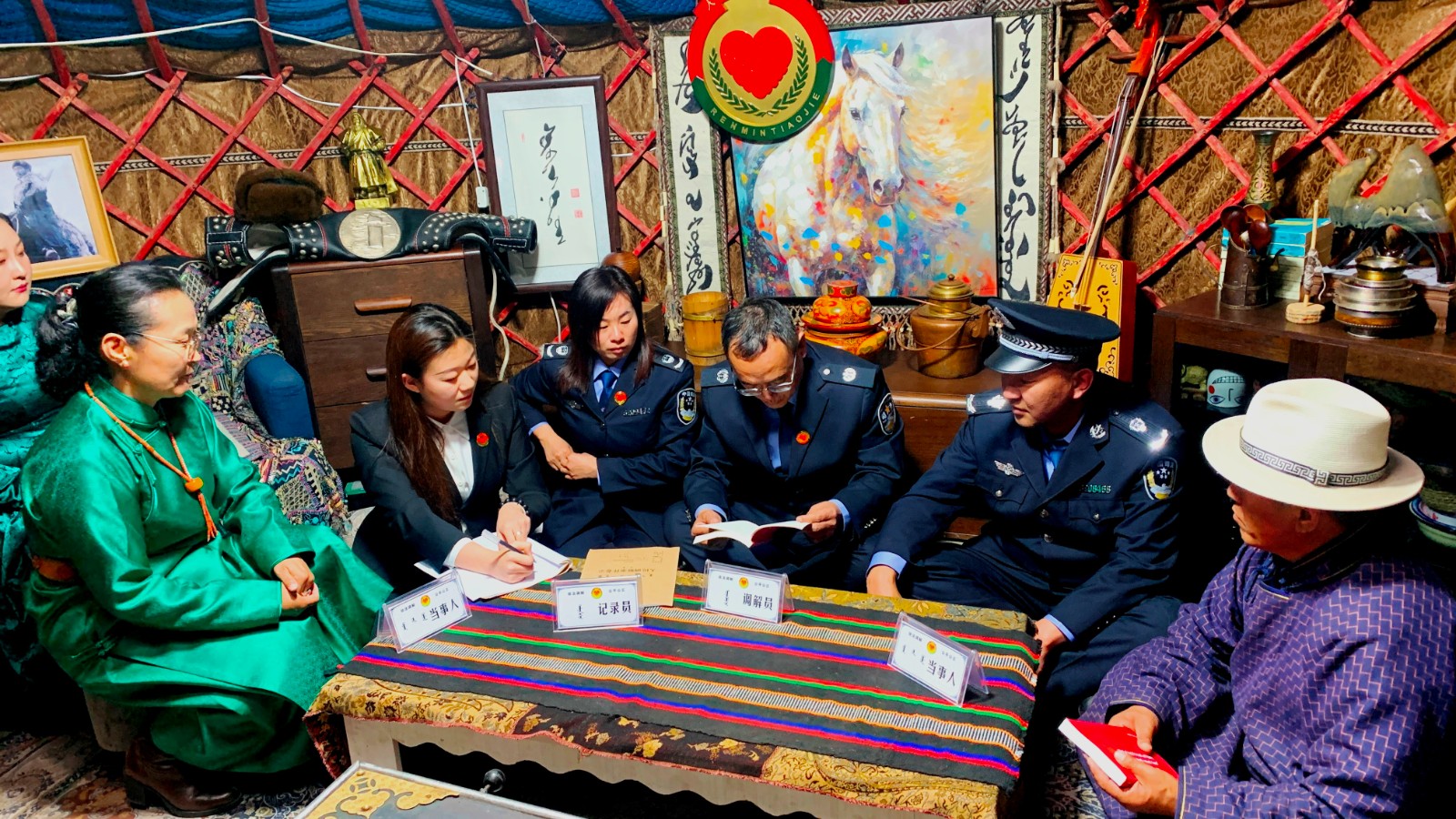 （wAQEY）图片新闻：蒙古包里调纠纷(31994608)-20240515233930