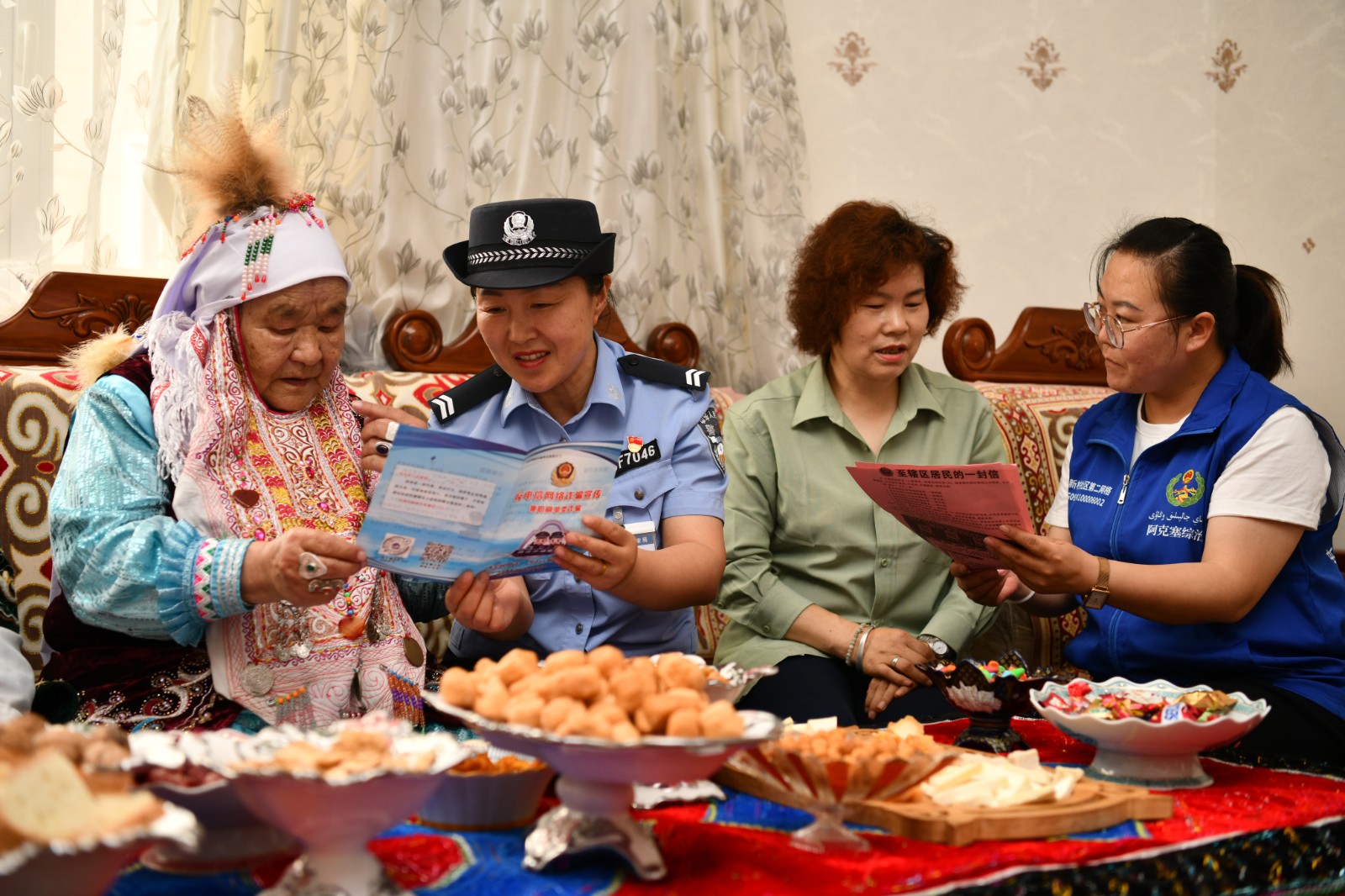 【法润石榴花 幸福千万家】有了“好大姐” 矛盾易化解 ——阿克塞县民族新村社区打造团结幸福“大家庭”