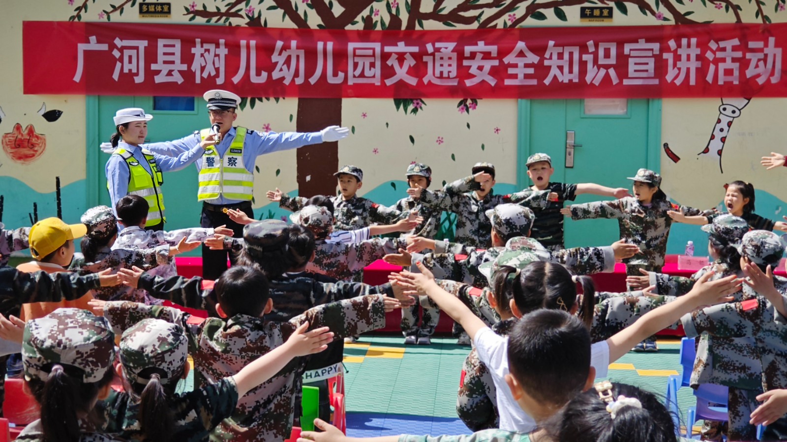 （WAQEY，图片新闻）“小手拉大手” (32159547)-20240522165734