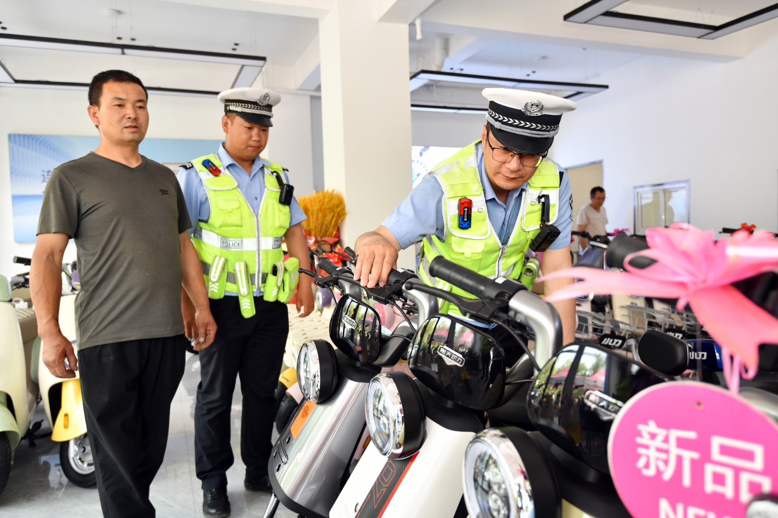 （WAQEY，图片新闻）检查电动车销售点(32158062)-20240523085625
