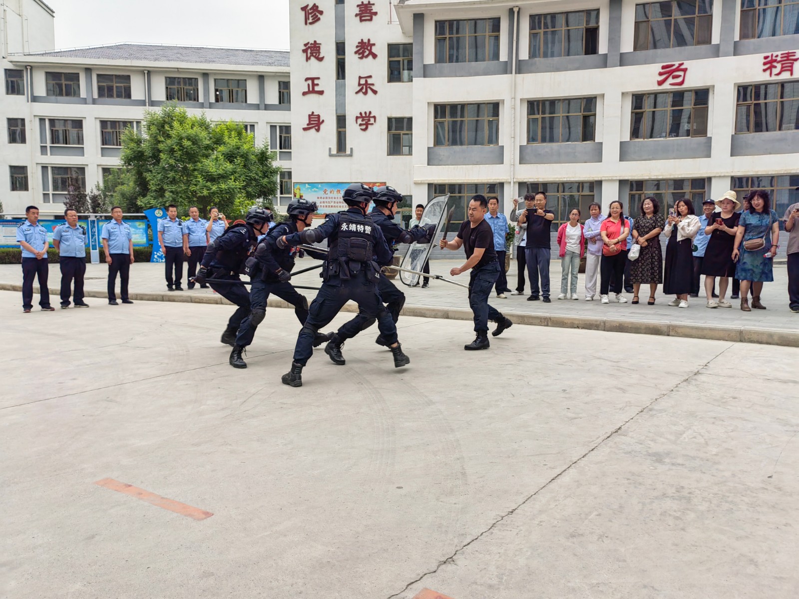 （wAQEＹ配图）反恐演练进校园 警校共(32287187)-20240528164248