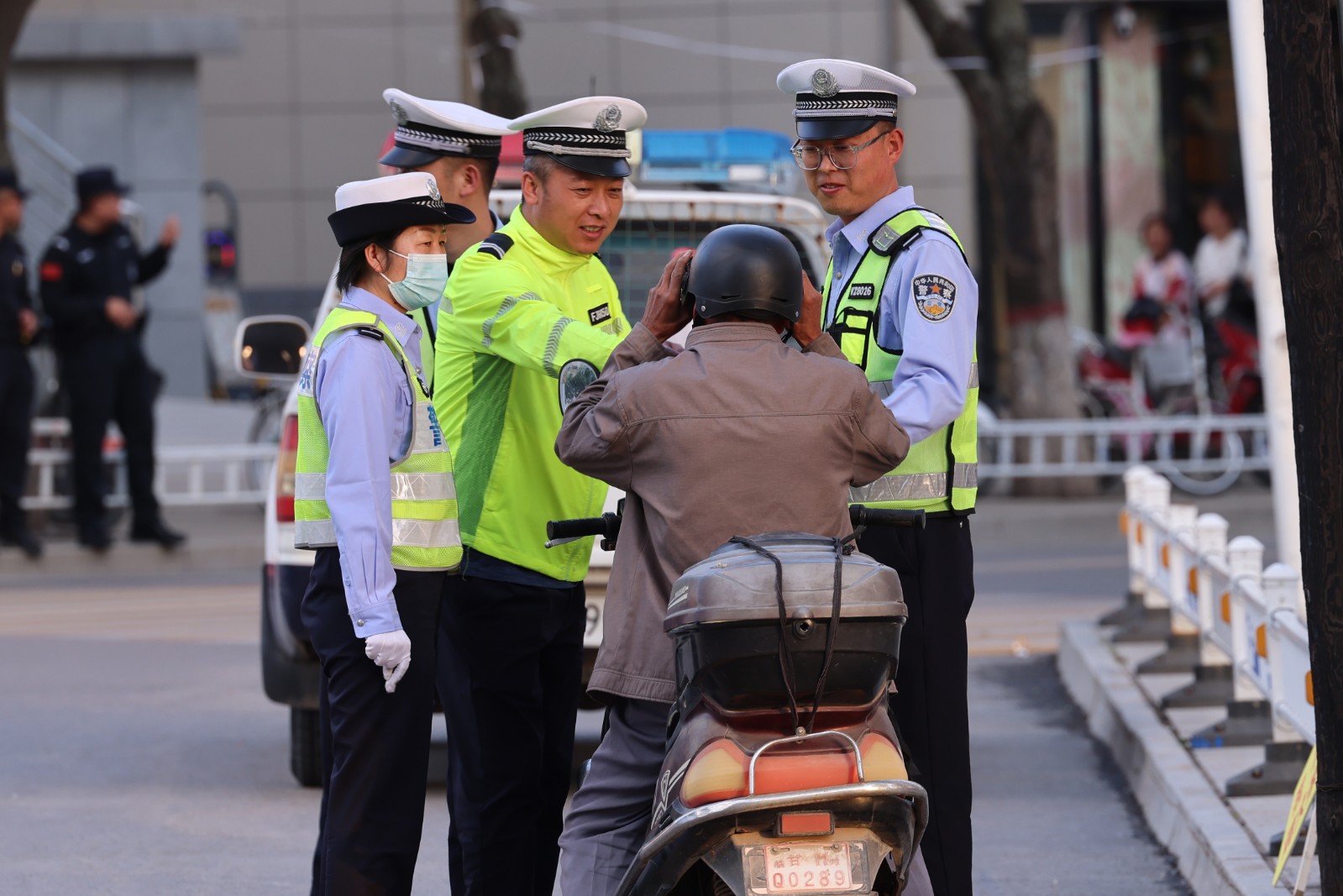 （wAQEＹ图片新闻）正宁交警开展“一盔(32034382)-20240529173415