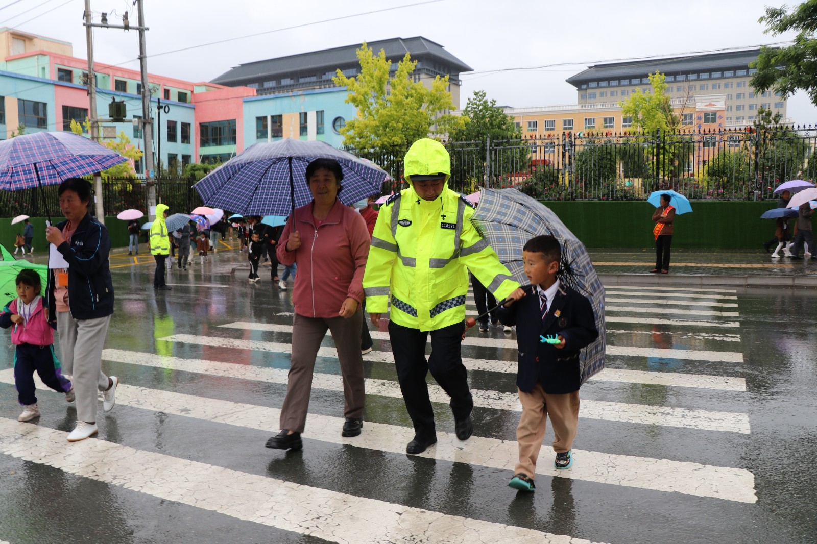 （WAQEY图片新闻）雨中坚守护学岗(32344309)-20240530111139