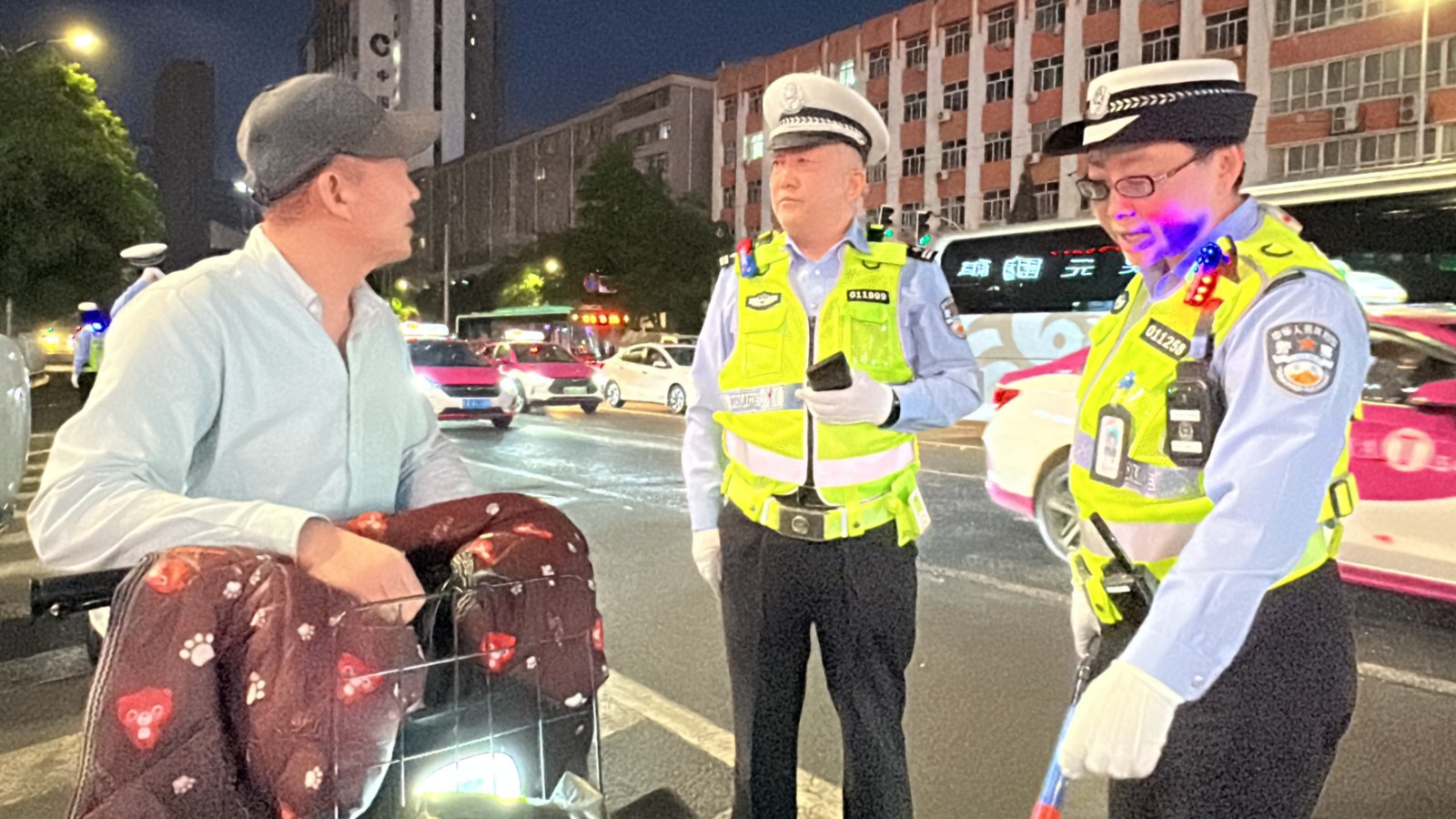 （WAEQY图片新闻）东岗交警整治交通秩(32342968)-20240530112052
