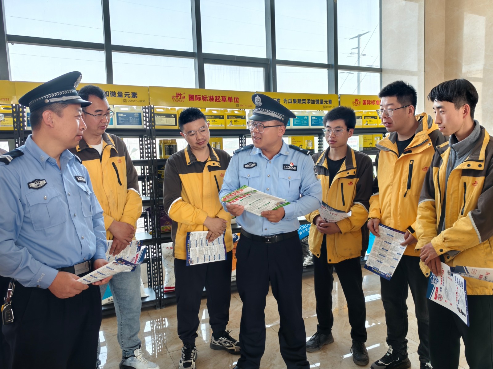 （wEY，图片新闻_）民法典宣传进企业(32370969)-20240530165552