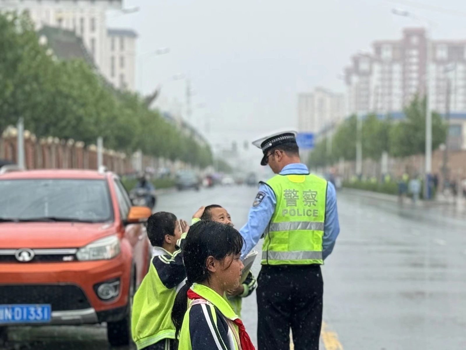 （AQEY，图片新闻）雨中坚守护学岗(32382001)-20240531131408