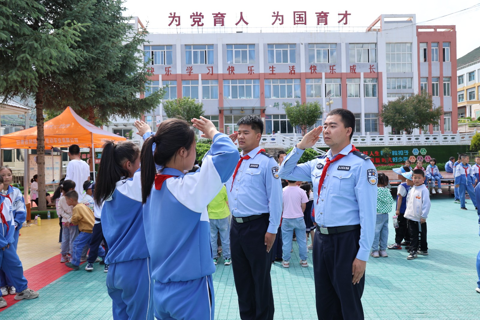 （wAQEY，图片新闻）漳县民警为同学们(32382214)-20240603162026