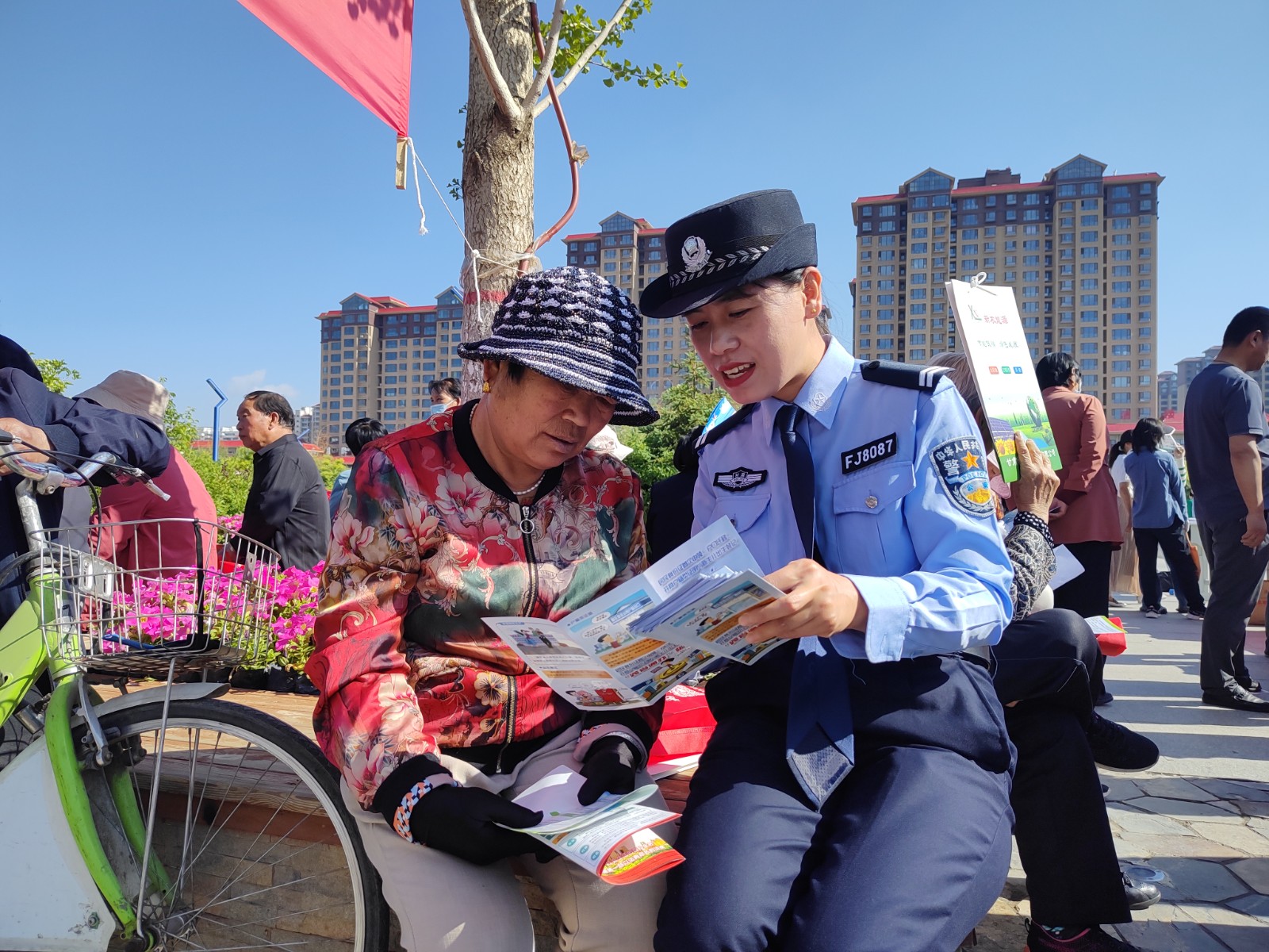 （EAqY）临洮公安开展户政类业务现场宣(32521409)-20240606092309