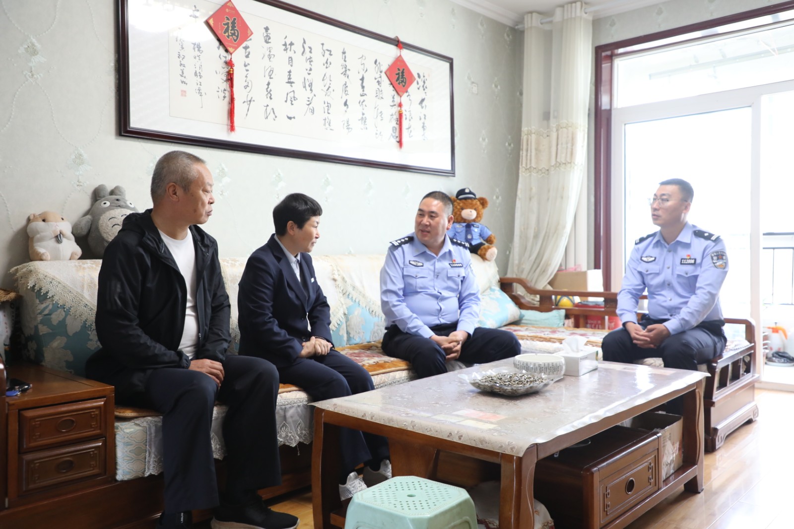 （WAQEY）慰问民警家属  真情温暖人(32578885)-20240607105926