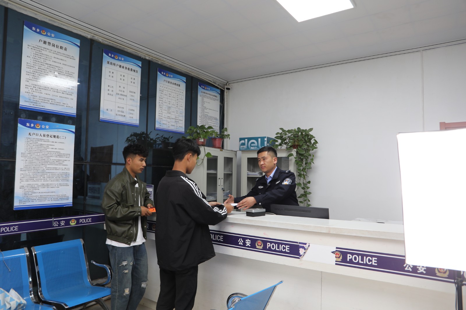 （WAQEY图片新闻）东乡公安开通高考考(32564772)-20240607145337