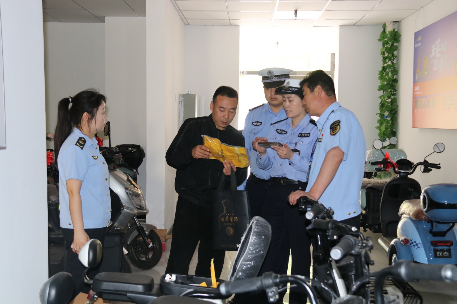 （AqEY，图片新闻）兰州公安红古交警大(32518166)-20240607161038