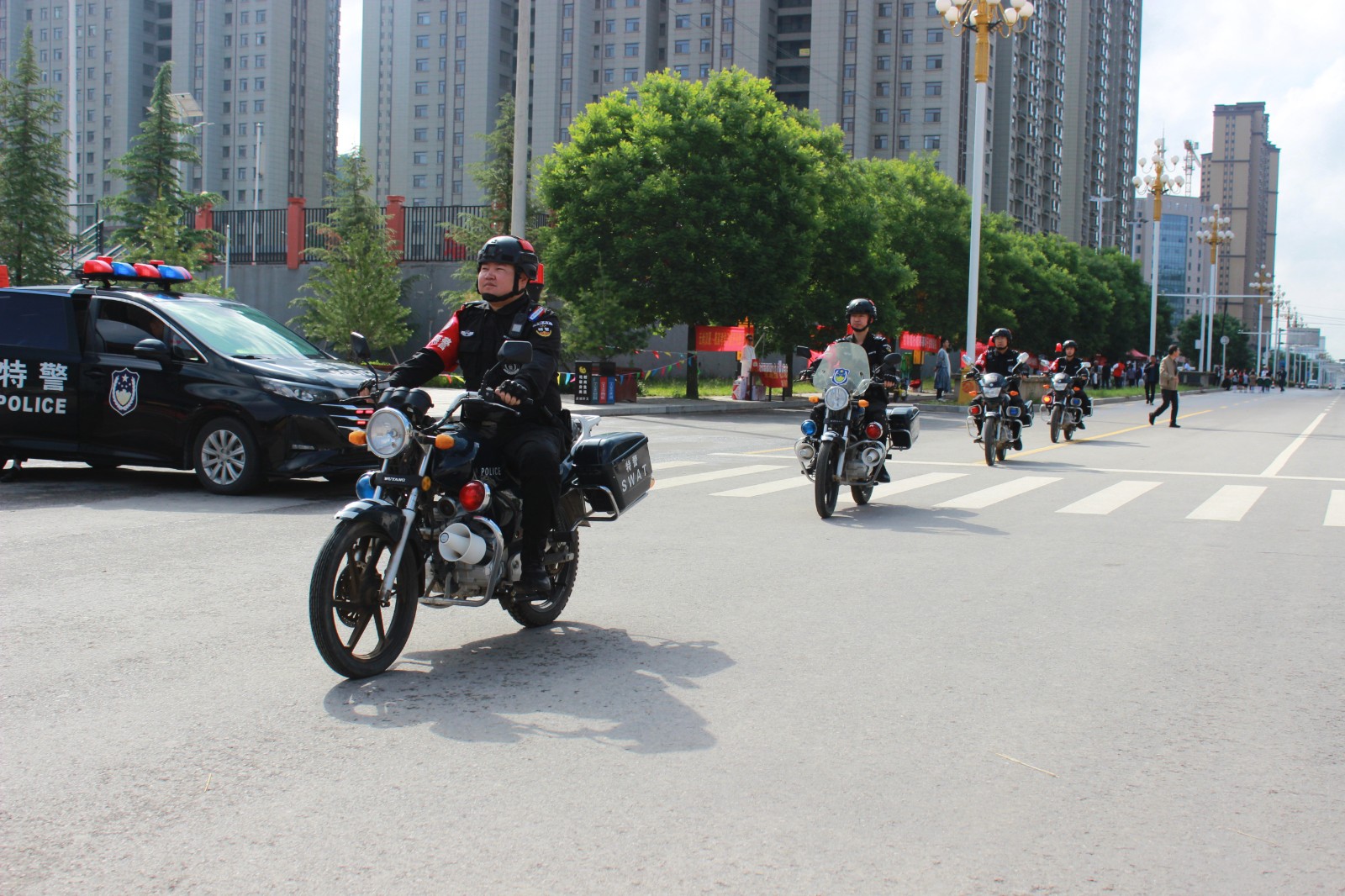 （wQEY）图片新闻：庆城公安护航学子高(32584428)-20240609084523