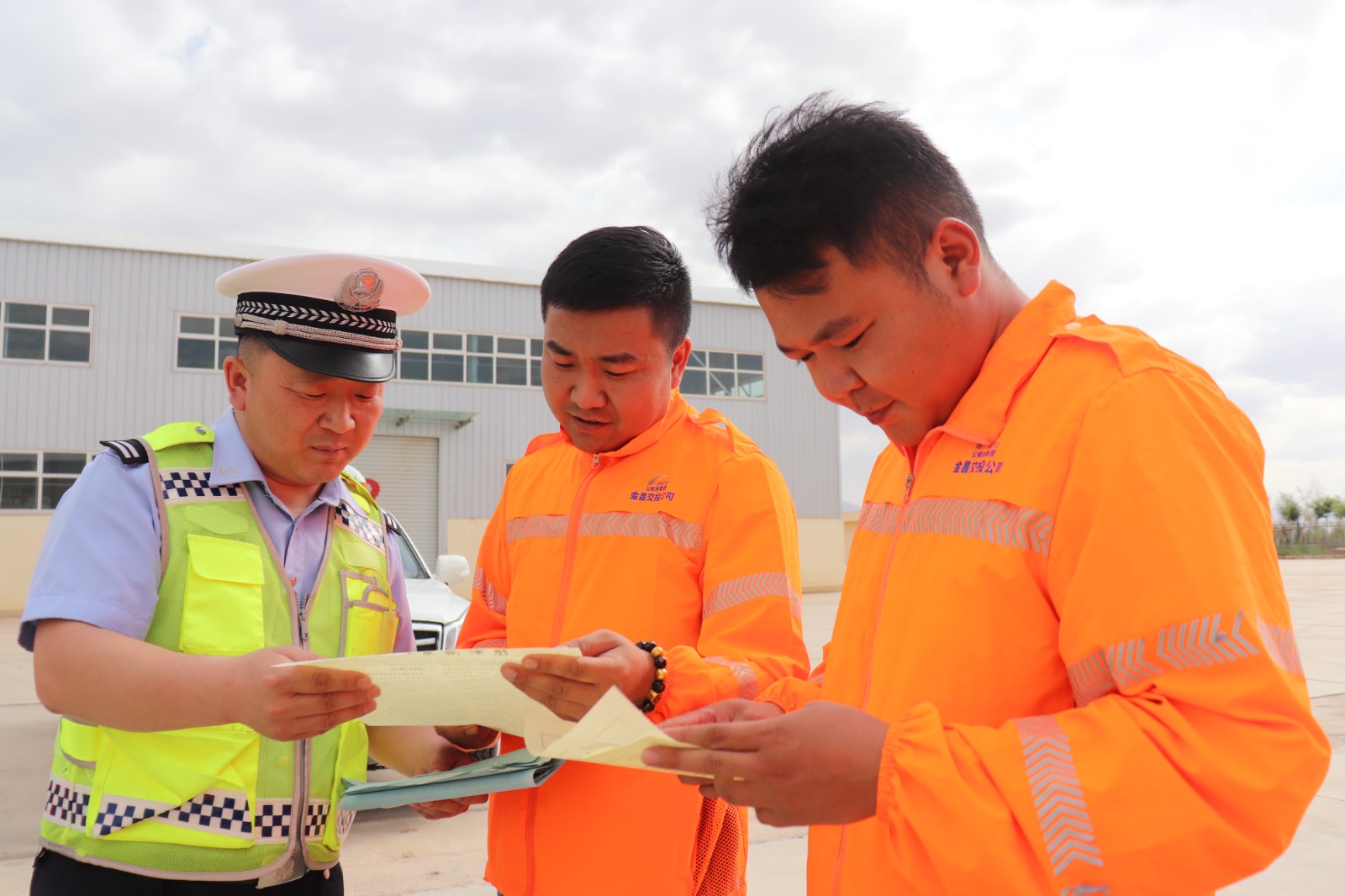 （WAqEY图片新闻）交通宣传进企业 警(32651021)-20240615150309