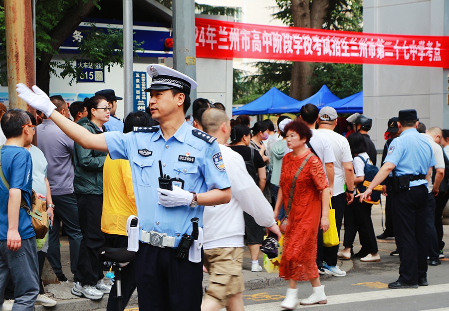 （qＹE　图片新闻2）兰州城关交警大队为(32719639)-20240617092143