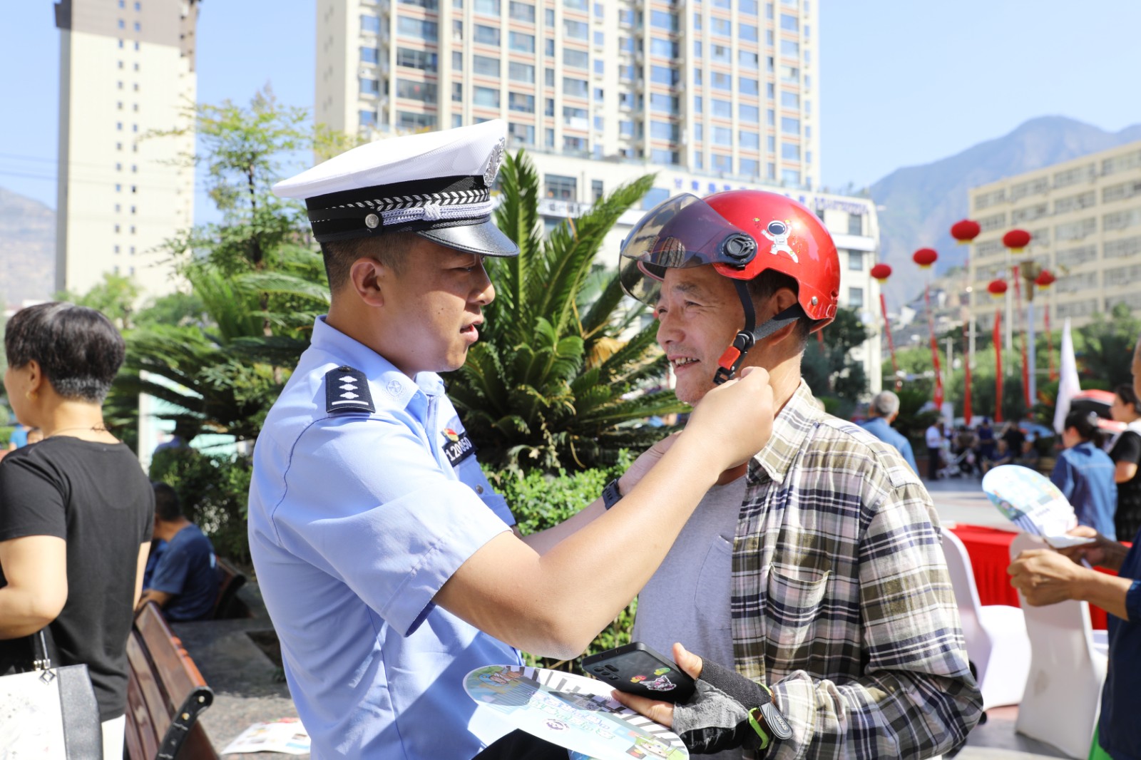 (AqＹE配图）陇南交警开展“安全生产月(32723575)-20240617171551