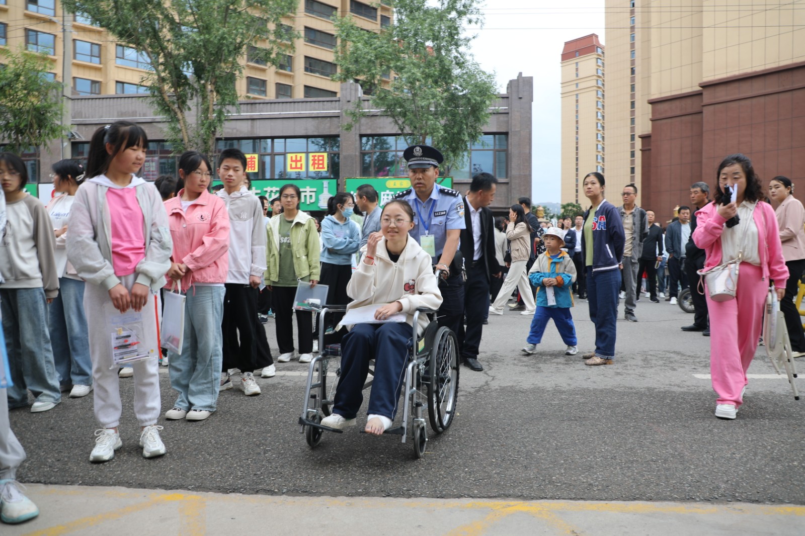 (wAYqE 图片新闻)考生行动不便  (32716332)-20240617175740