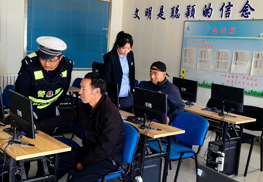 (wAqEY)临潭公安开展交通安全宣传进(32750076)-20240618165804