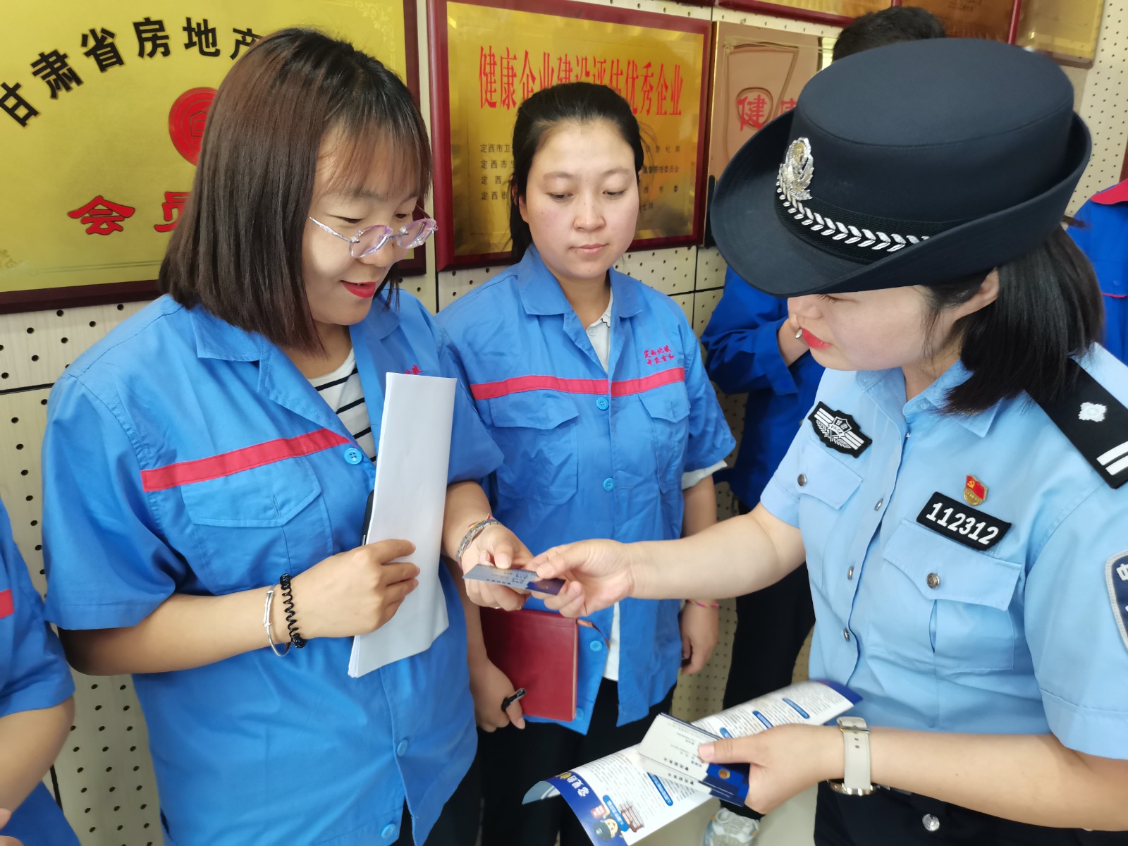 (WYqe   图片新闻)“护企警官”送(32880888)-20240623213215