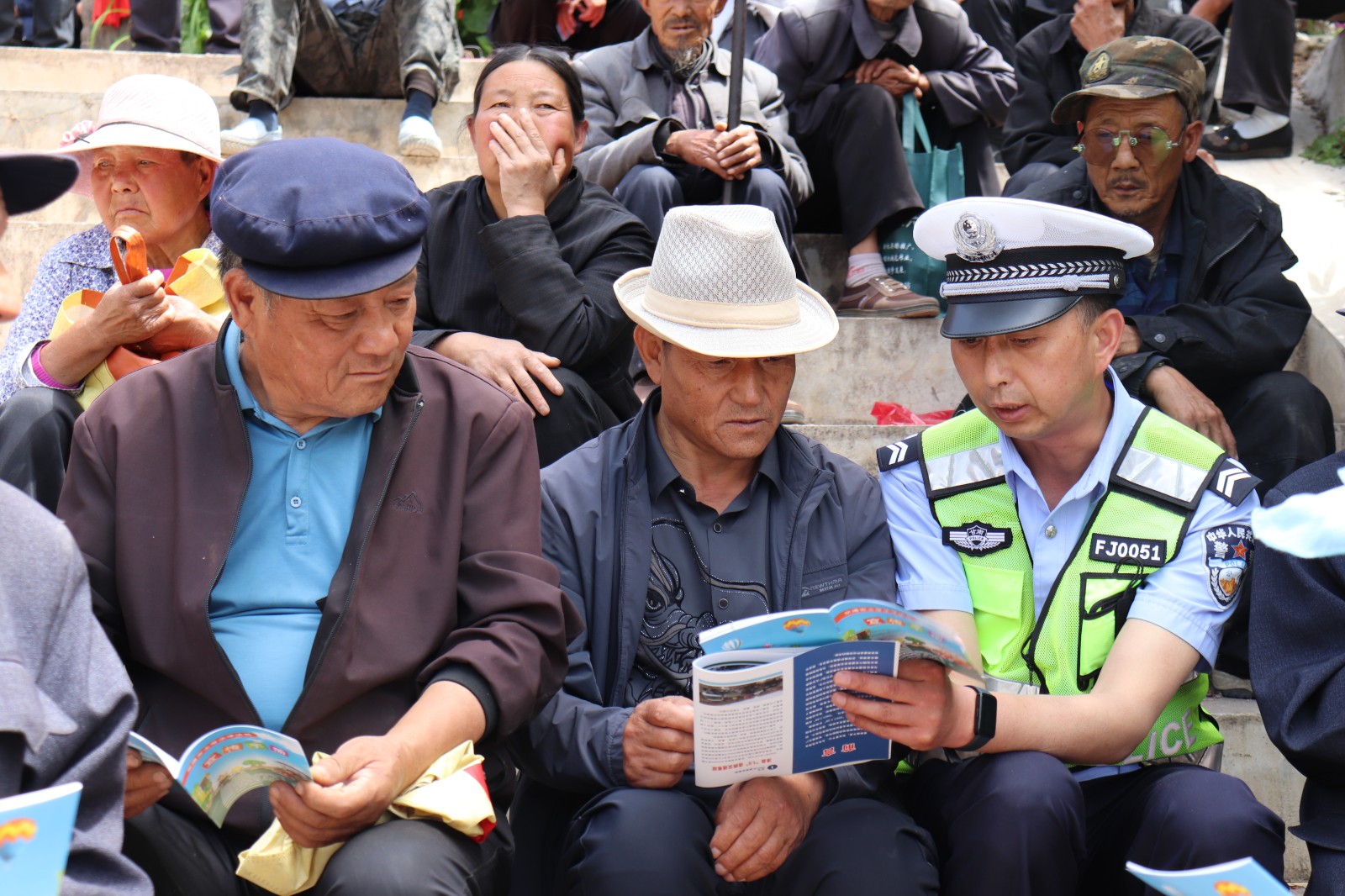 （YqE图片新闻）漳县交警开展交通安全宣(32883670)-20240625161502