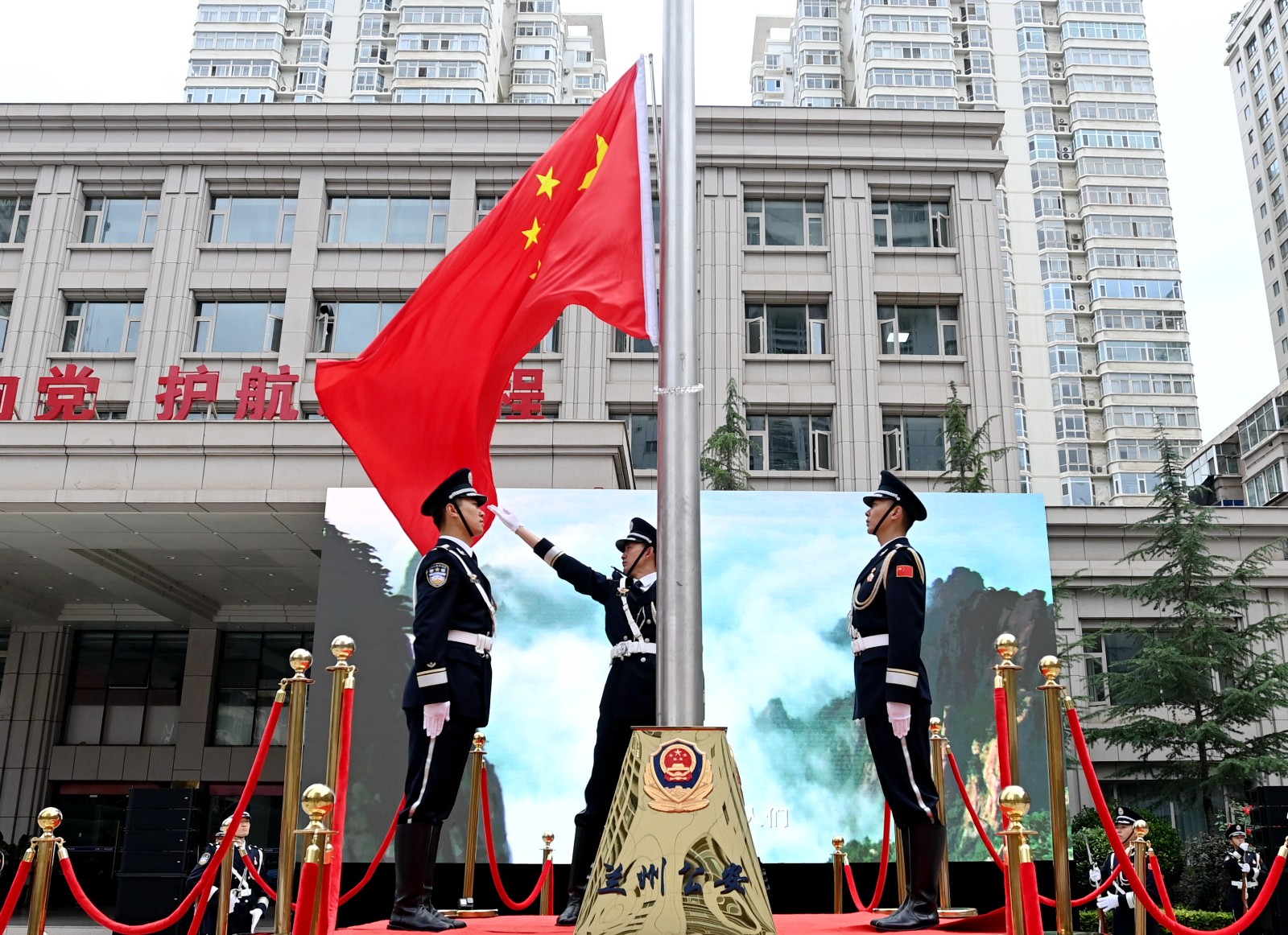 （WAQEＹ　图片新闻，组图2）兰州公安(33073154)-20240702073400