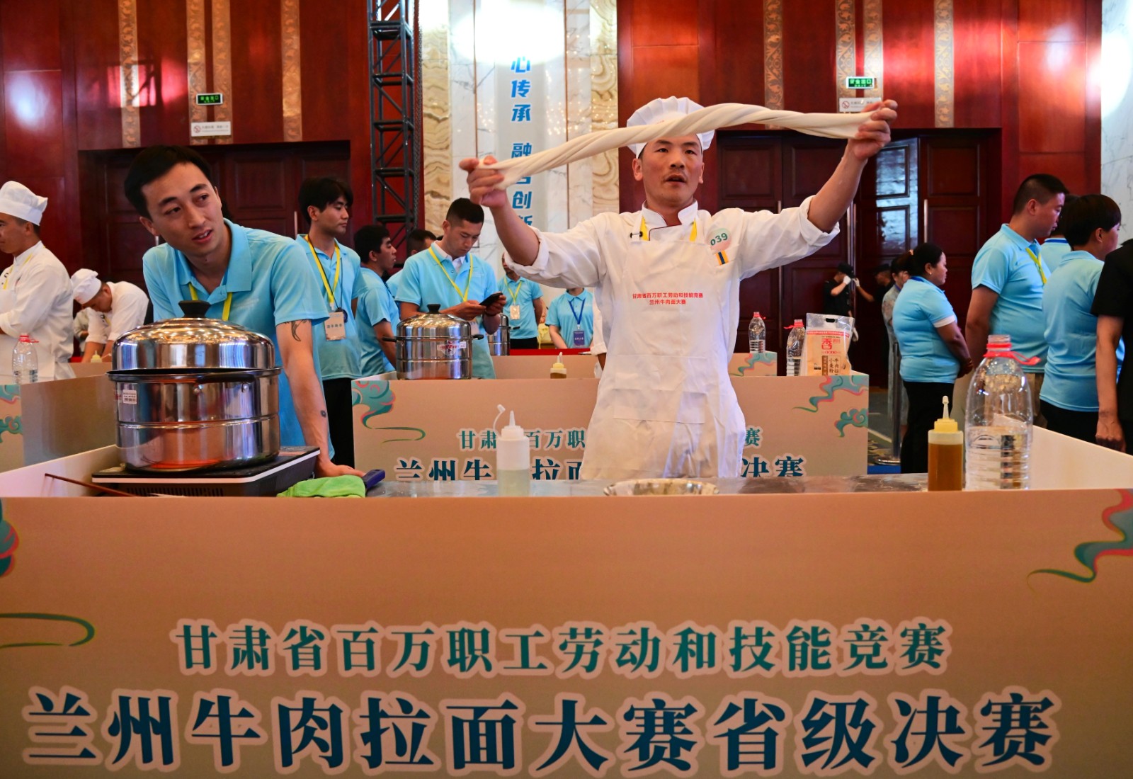 （QEＹ图片新闻）兰州牛肉面拉面大赛升级(33123189)-20240703063109