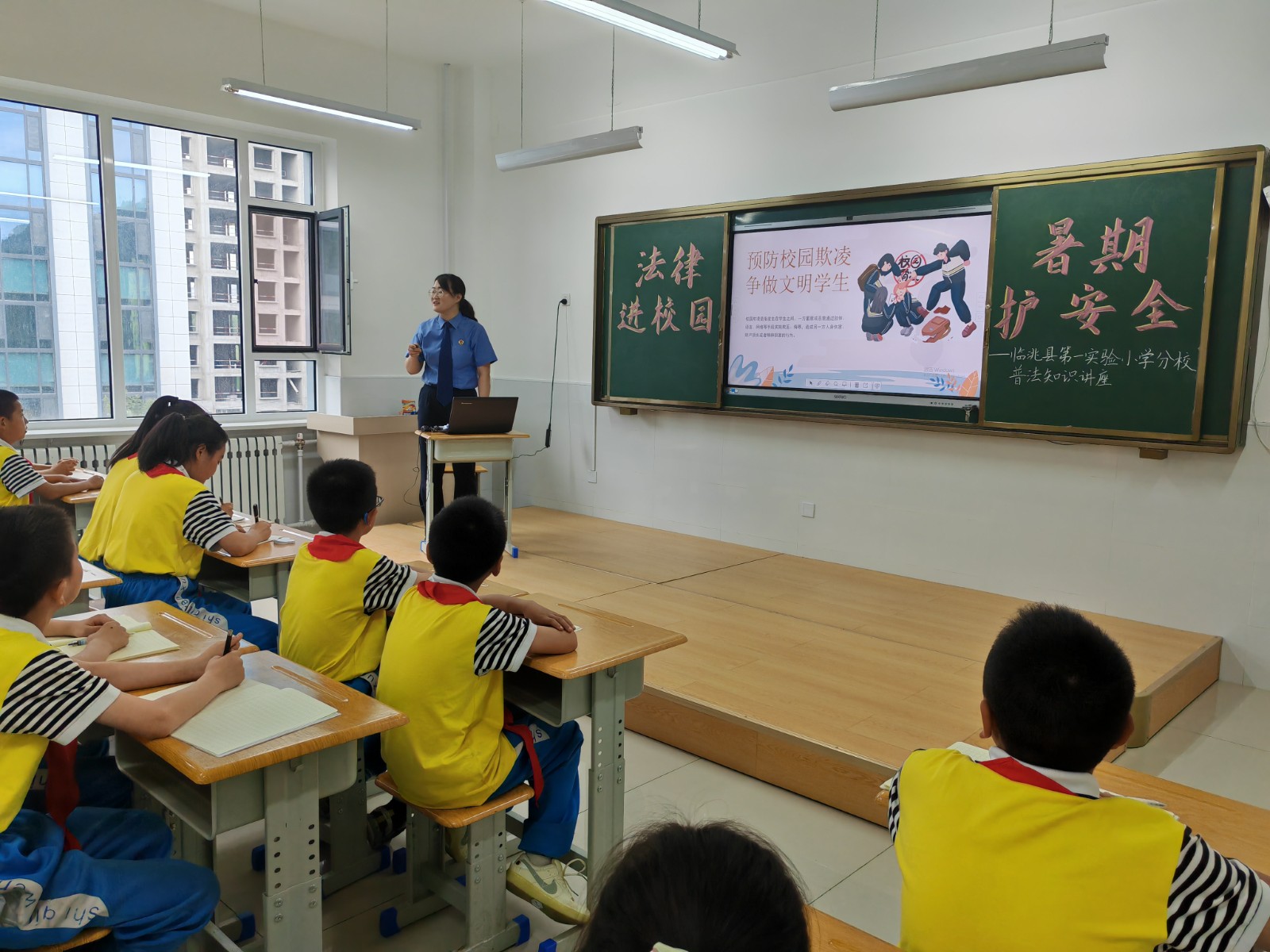 （AQEY 图片新闻）“检察蓝”护航学生(33109949)-20240704114048