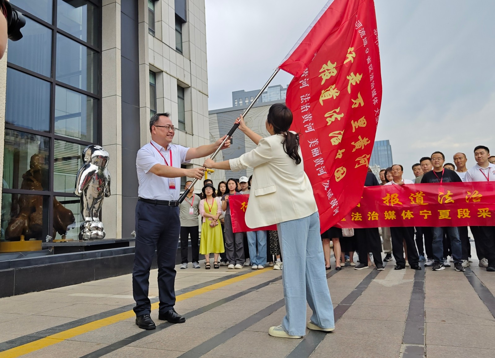 （AQ EY配图1）行走万里黄河 报道法(33321837)-20240708182125
