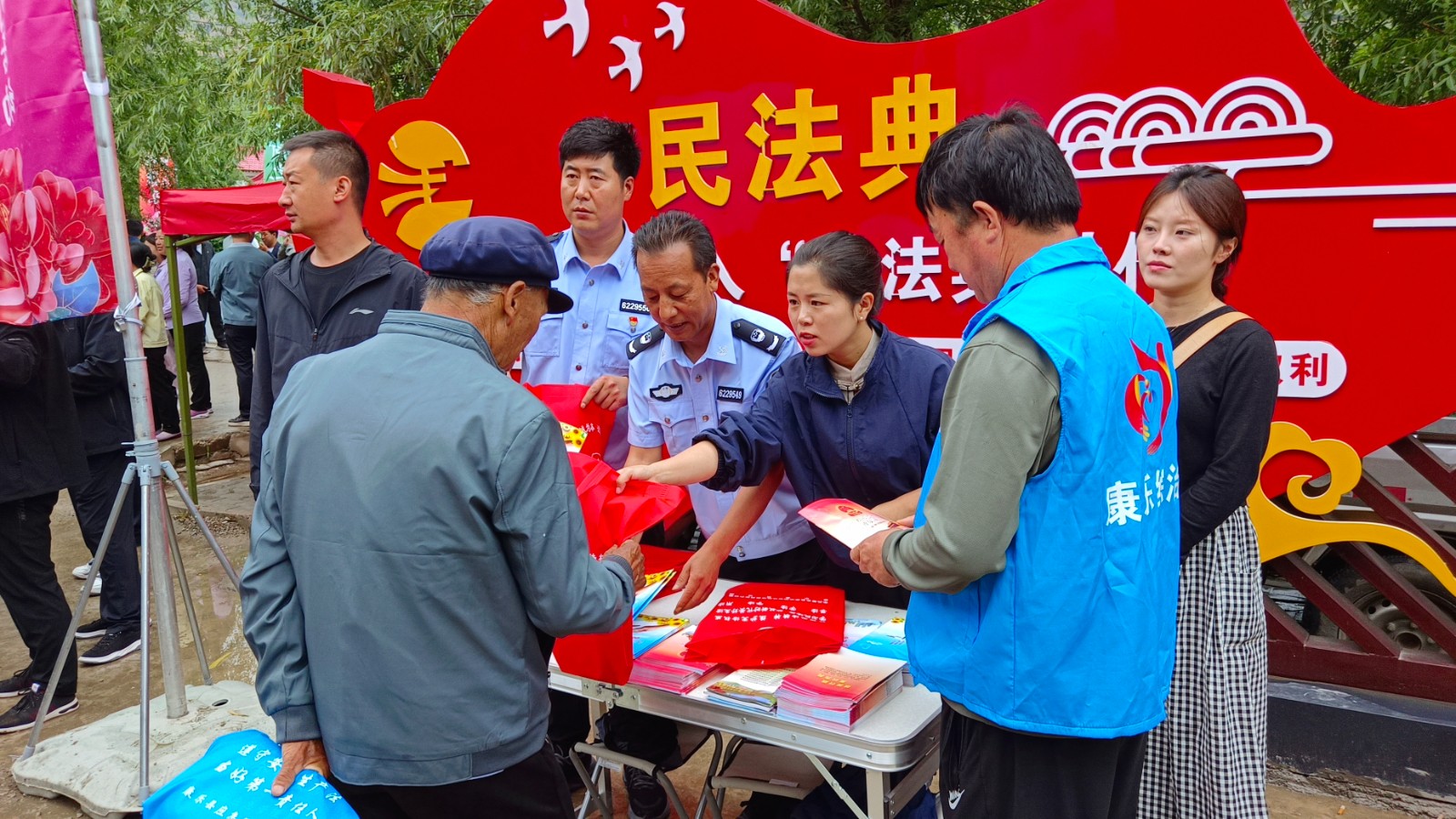 （WAQEY图片新闻）法治宣传走进花儿会(33322096)-20240710073925