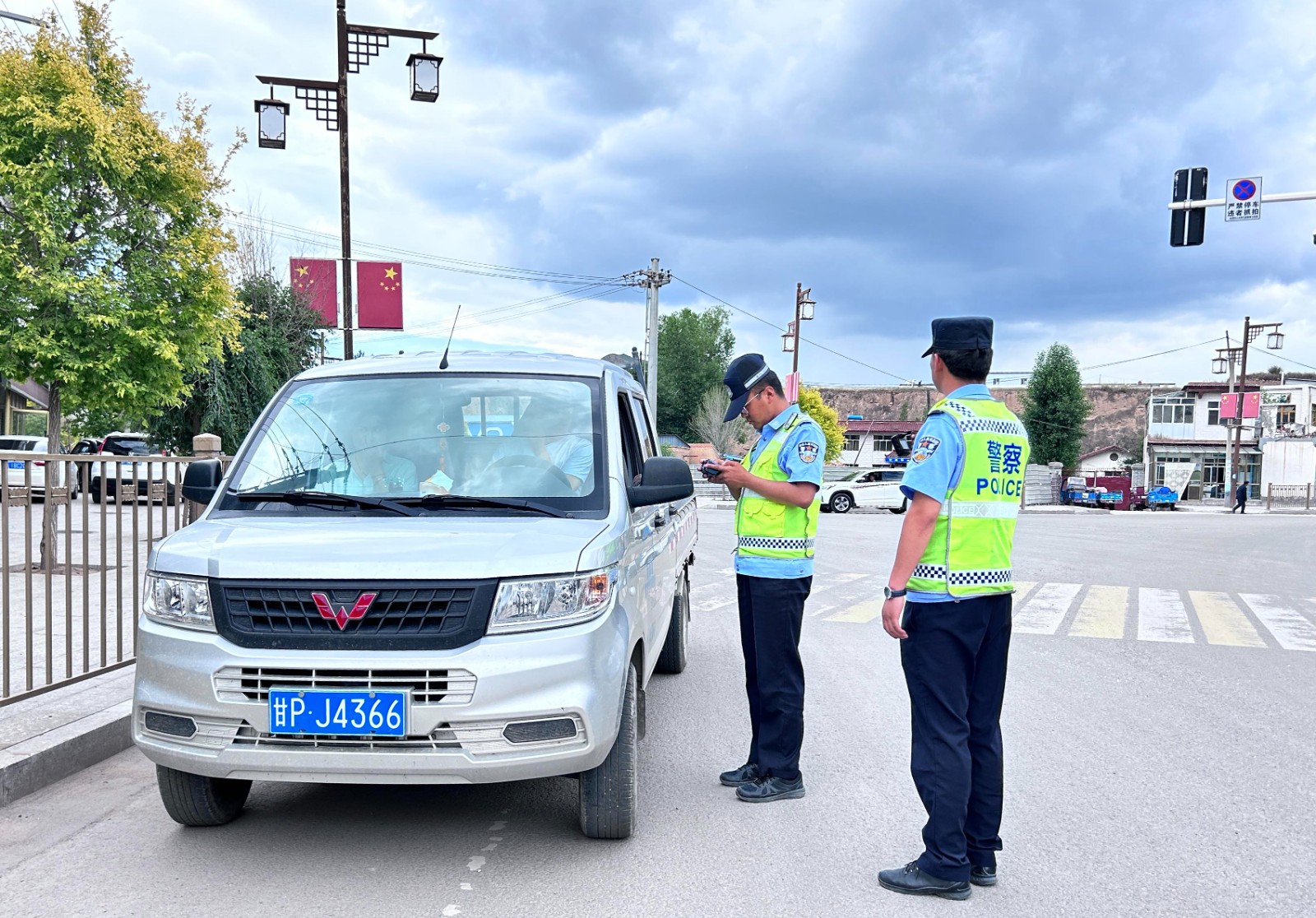 （wAQEY）守护“一盔一带” 保障平安(33161439)-20240710074551
