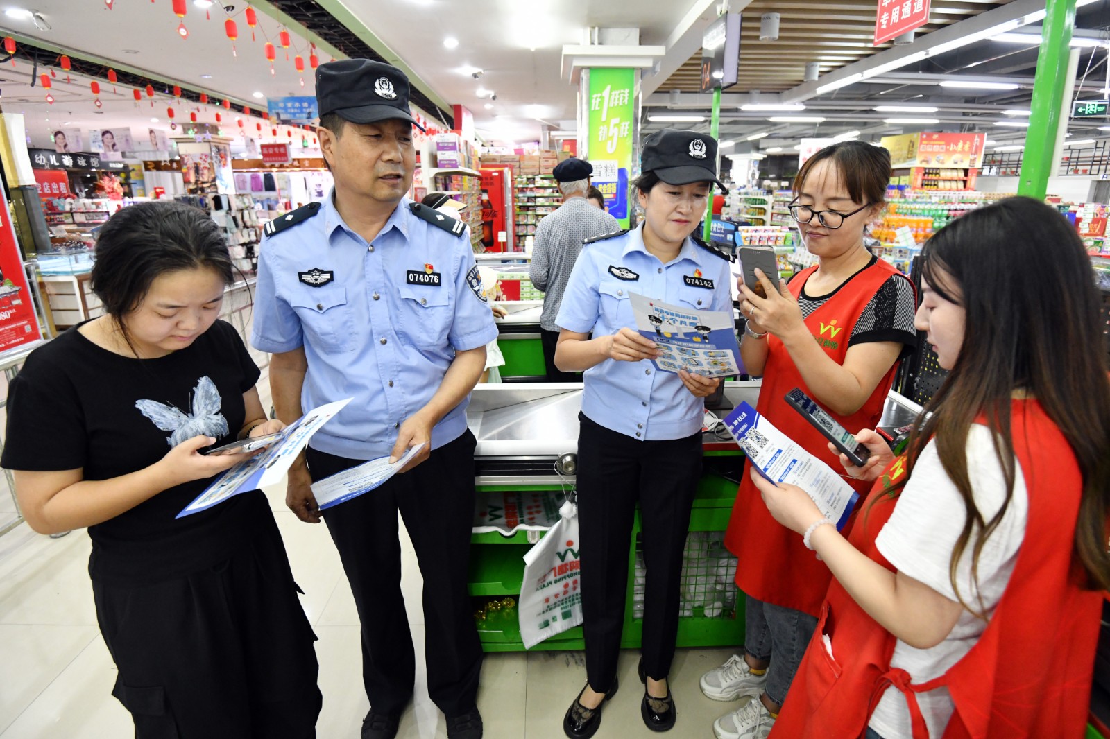 （QEＹ图片新闻）反诈宣传进超市(33437387)-20240712104310