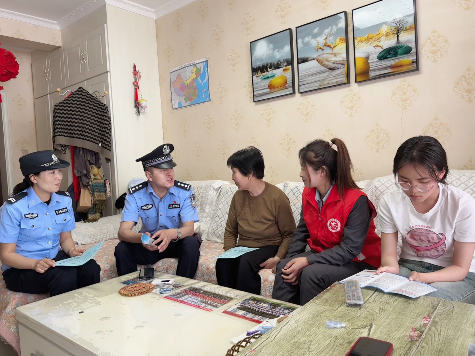 （WAqEＹ图片新闻）百名警察进万家  (33523502)-20240716171214